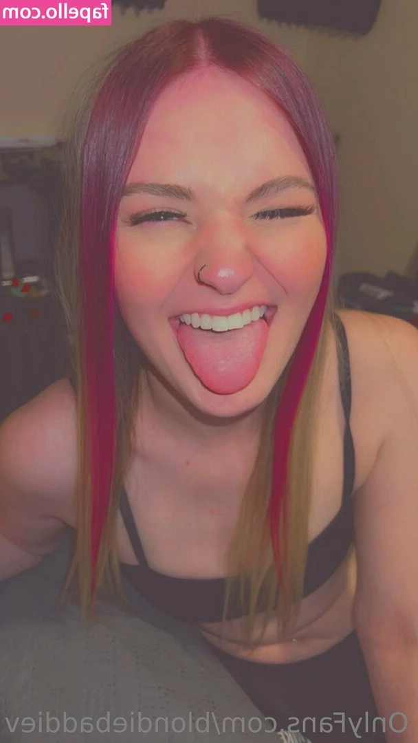 blondiebaddiev - Spread my ass open