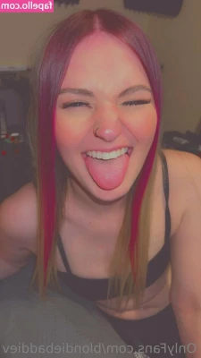 blondiebaddiev - Spread my ass open