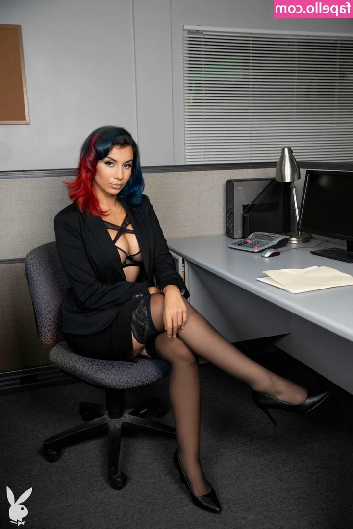 Roxie Sinner [ roxie-sinner ] - Push that chest forward when stretching