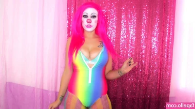 Clown Girls [ clown-girls-1 ] - showing you my nice arch😜 do you like it baby?😘