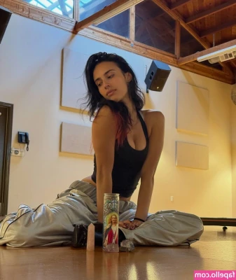 Kylie Cantrall [ kylie-cantrall ] - Eat it pls 👅