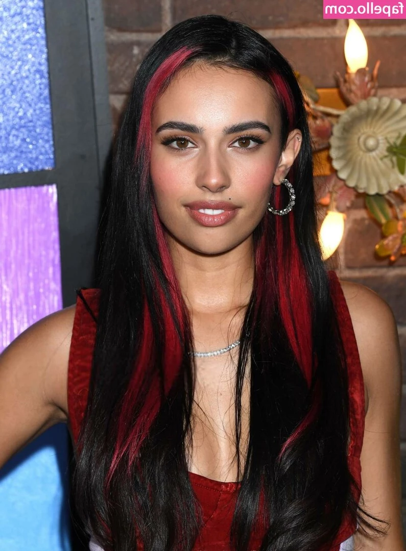 Kylie Cantrall [ kylie-cantrall ] - Tengo un Corset y estoy toda desnuda con ganas de jugar. Desbloquea