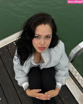 Lara.stxx [ lara-stxx ] - Should I take it out?😏