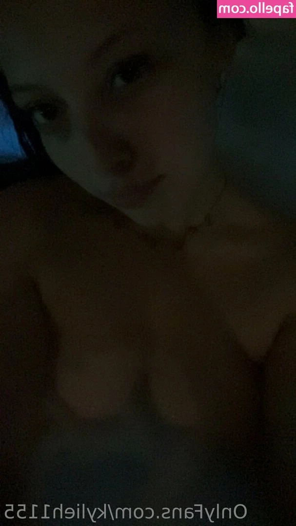 kylieh1155 - Describe me in one word + one emoji! ^-^ x