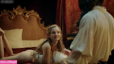Versailles (Fernsehserie) [ versailles-fernsehserie ] - How do you buttcheeks  Are they spread apart