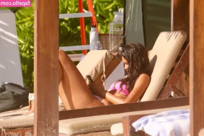 Kelly Gale [ kelly-gale ] - Taking off my pantyhose for you 😍 Giving you some sexy peeks along
