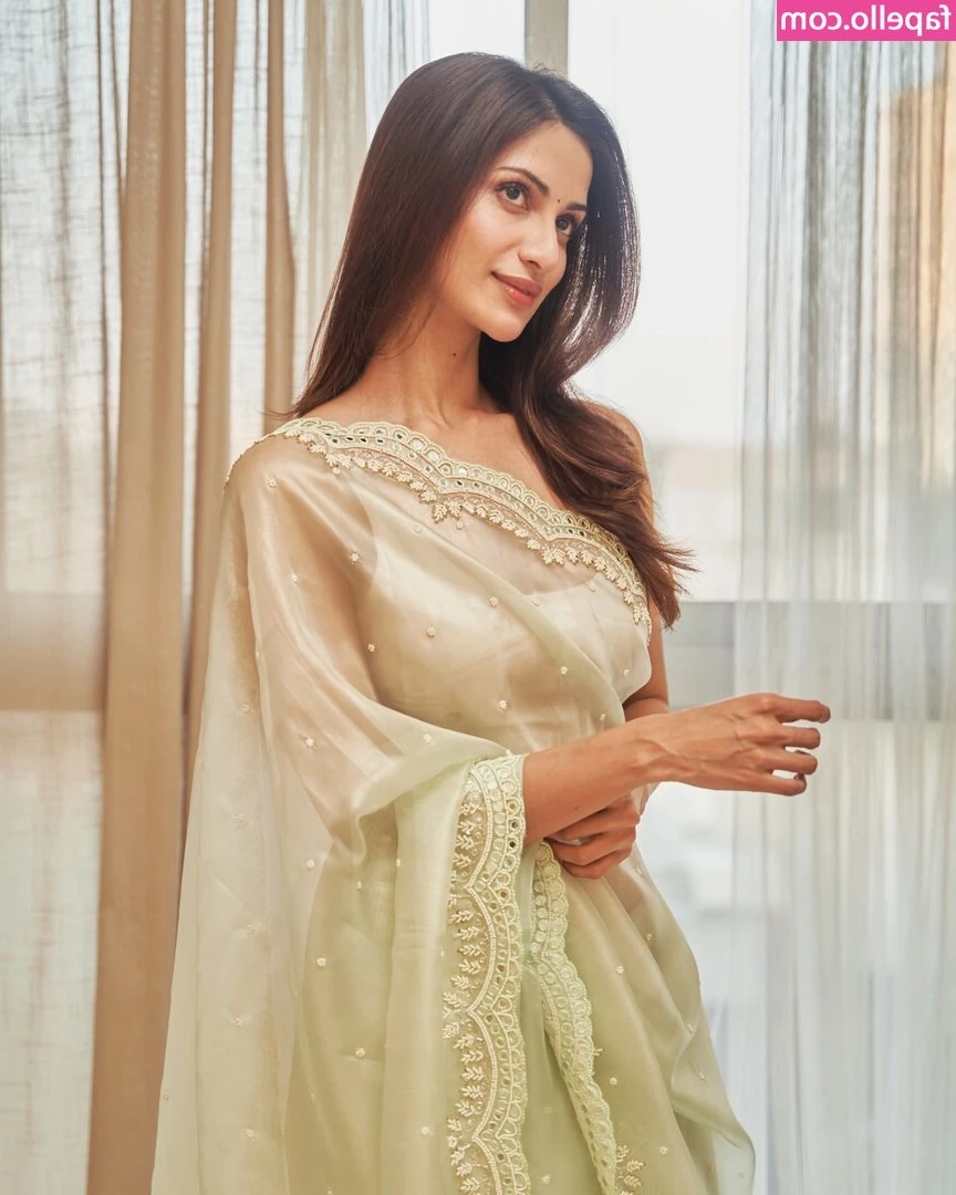 Diksha J Singh [ diksha-j-singh ] - Too busy doing this.
