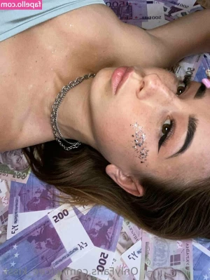 alicee_kisss [ alicee-kisss ] - Goodmorning losers  mommy wants her nails done  Then I can send you
