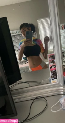 Wetcream - Peach legs or feet?