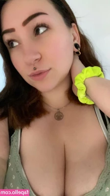 mooncxprse - Does she look good in red