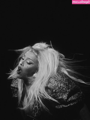 Doja Cat [ doja-cat ] - My hand is not enough to cover it 😏🍆🍆🍆 Any ideas what