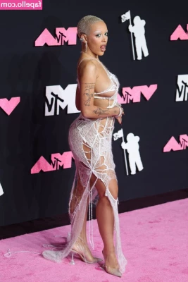 Doja Cat [ doja-cat ] - Masquerade outfit, do you like it ?