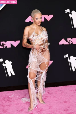 Doja Cat [ doja-cat ] - here's my completely nude body laying down waiting for you to fuck me