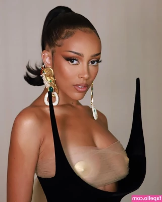 Doja Cat [ doja-cat ] - Getting of with my black dildo in the shower 🚿 😈 💦 part 1