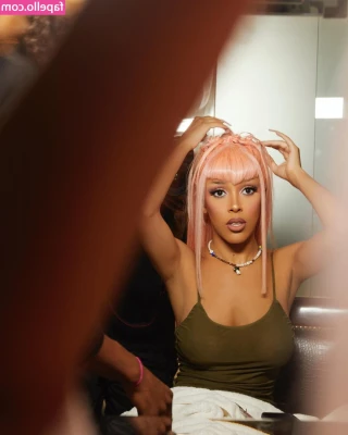 Doja Cat [ doja-cat ] - Do you like me in jeans? Or mini skirt is better?🔥