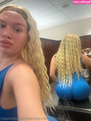 atlantashottestwhitegirl - Do you like white toes as much as I do
