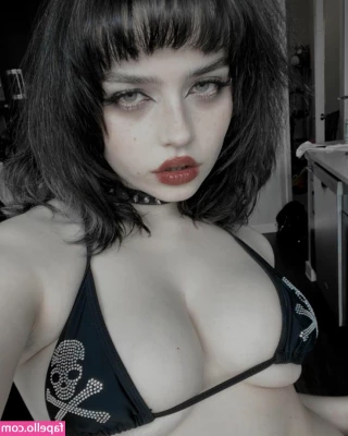 QueenNephilim - Selfies y sexo  Mi mejor amiga y yo nos ponemos muy calientes