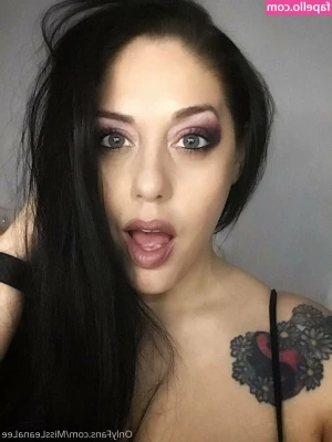 missleanalee - Send me your best cock pic in dms 😈