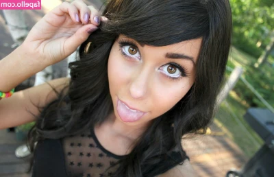 shoe0nhead [ shoe0nhead-1 ] - do you find red sexy? 🤤
