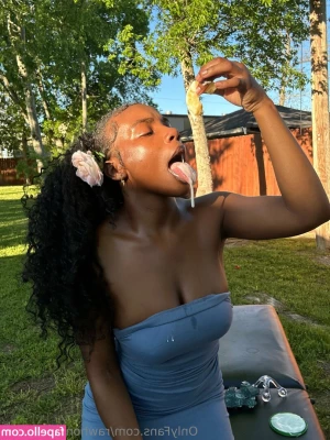 rawhoneyrosefree - How's my ass here babe?😜🙈