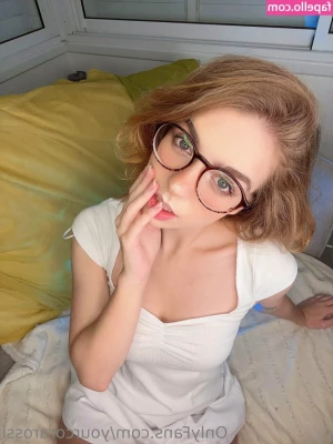 YourCoraRossi - Check your DM s for my afternoon cum shot