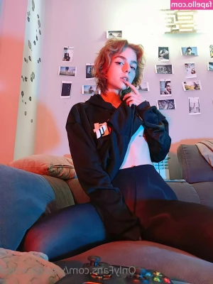 YourCoraRossi - Mmm