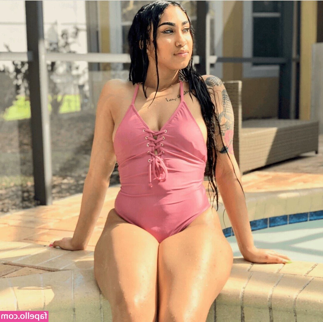 Queen Naija [ queen-naija ] - gauging the audience  3 doing specific posts for each group   foot