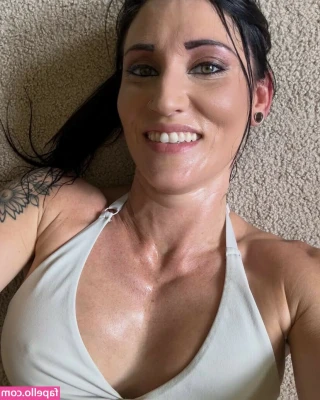 Lesley Cusumano [ lesley-cusumano ] - I bet you want these on your face 😜 @lolaraexxx