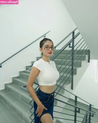 Anushka Sen [ anushka-sen ] - oops! I hope u don't mind me blocking the tv... 😜