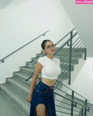 Anushka Sen [ anushka-sen ] - Gonna go to the thrift store today and take some pics with what I find