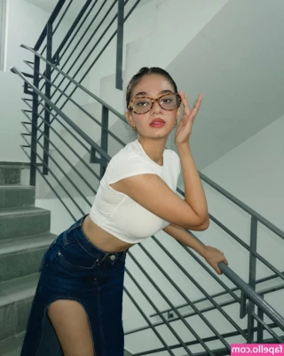 Anushka Sen [ anushka-sen ] - Two Cigarettes No Hands Smoking Custom Clip  You are dressed in the