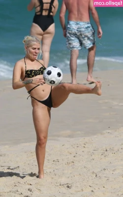 Luisa Sonza [ luisa-sonza ] - I legit couldn’t stop pulling them out in public today. Swipe and