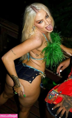 Luisa Sonza [ luisa-sonza ] - This is one of the hottest lesbian videos I've ever posted. Coming to