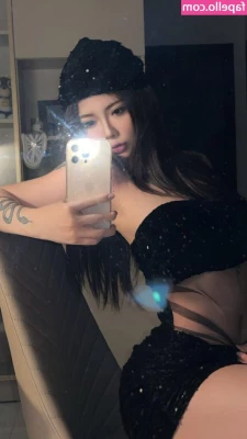 Veronica Lucifer [ veronica-lucifer ] - HO HO HO. Spend some hot sexy time with me the holiday season. From