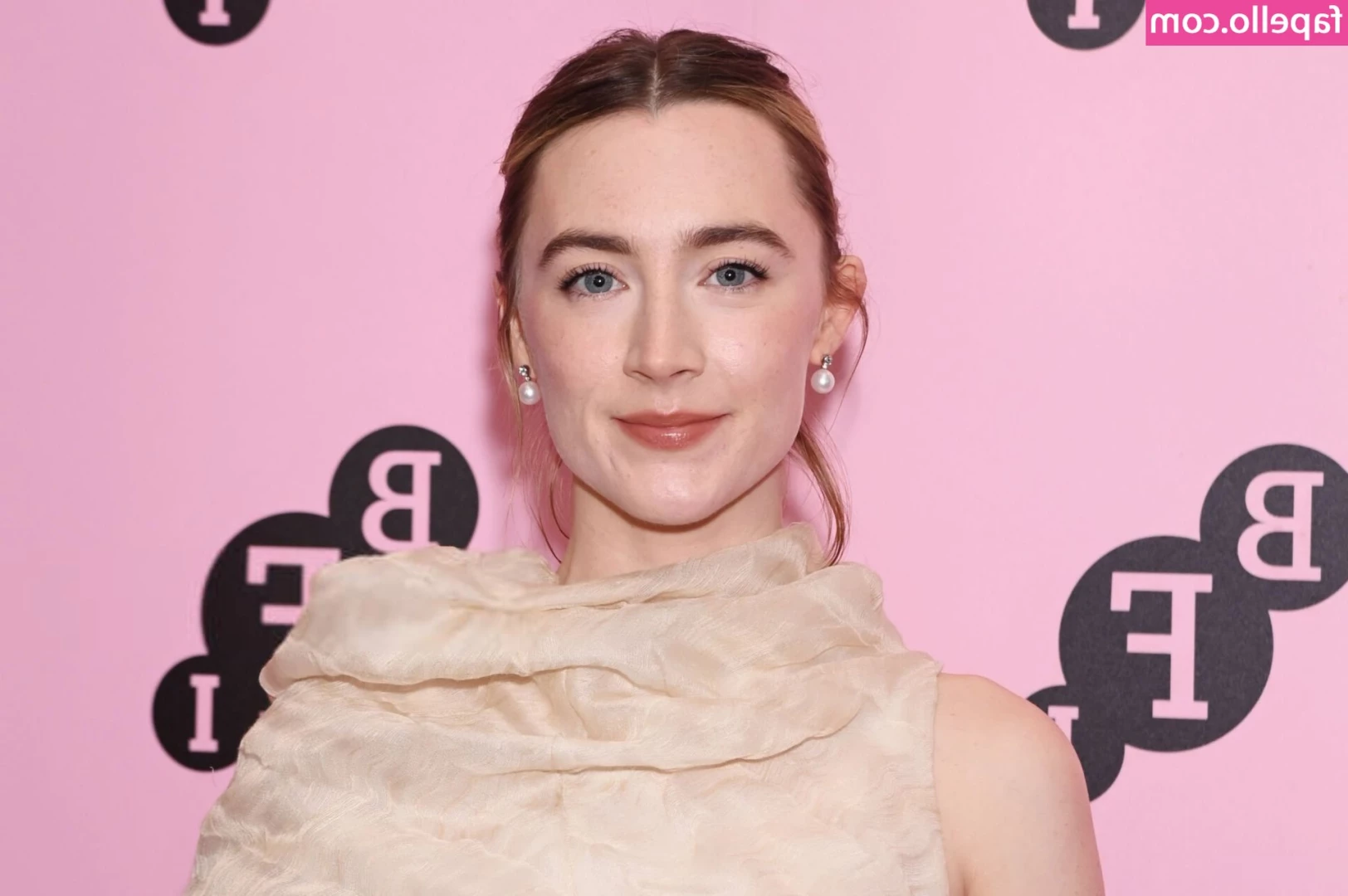 Saoirse Ronan [ saoirse-ronan ] - Can you picture what s under the towel   nipple peak