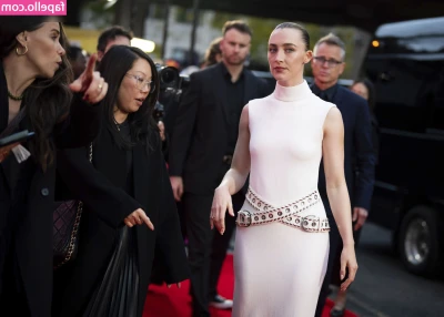 Saoirse Ronan [ saoirse-ronan ] - The ultimate walking oxymoron: so dirty, yet so clean 😛