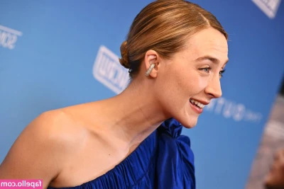 Saoirse Ronan [ saoirse-ronan ] - possibly visible to the truckers