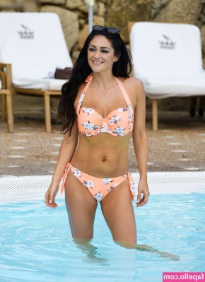 Casey Batchelor [ casey-batchelor ] - come join my bathtub live tonight 7PM PST 🧼🛁