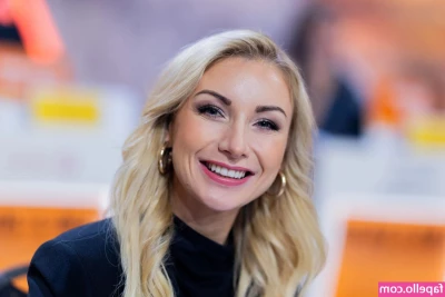 Anna-Carina Woitschack [ anna-carina-woitschack ] - Forget Netflix and chill, let's cuddle and
