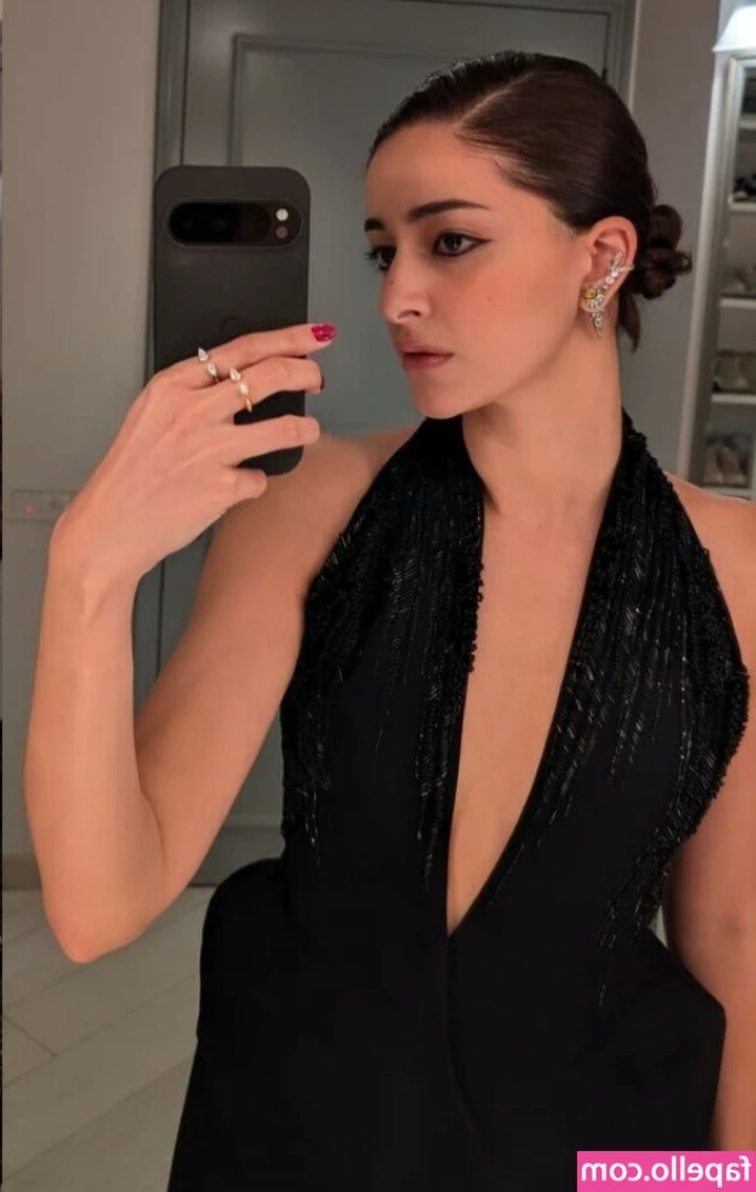 Ananya Pandey [ ananya-pandey ] - she’s saying hi 🤭🍆🥵