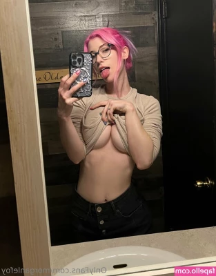 MorganLeFoy - Feeling cuuute today 🥺💕 and also hornyyy, someone slide into my