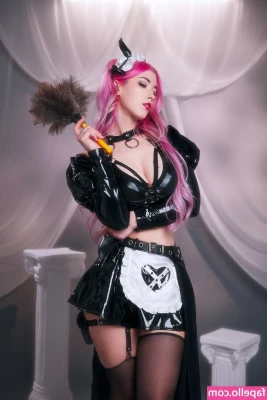 MorganLeFoy - I like being a naughty girl at work