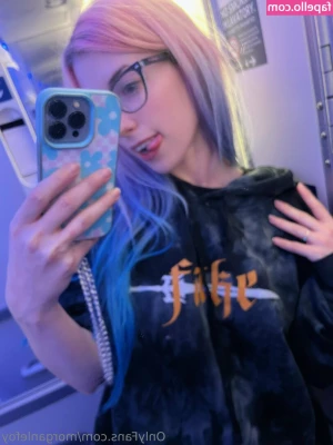 MorganLeFoy - The ladies had fun balancing chocolates on my cock 🤣