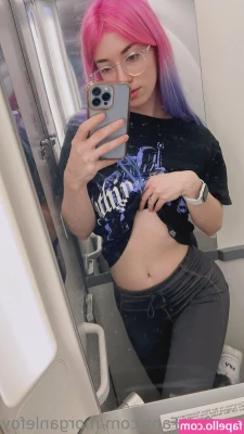 MorganLeFoy - Fresh set of nails got me feeling good
