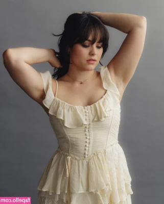Hayley Orrantia [ hayley-orrantia ] - Do you like my natural body baby?
