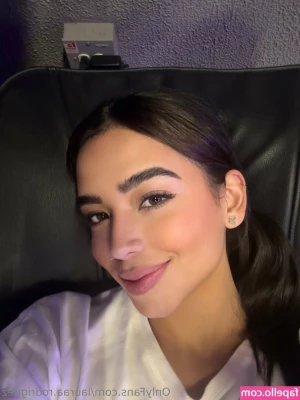 Lauraa.rodriguez [ lauraa-rodriguez ] - Kom met mijn borsten spelen 🤗🤗🤗