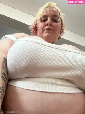 bustyblondinaughty - Boobie jiggle