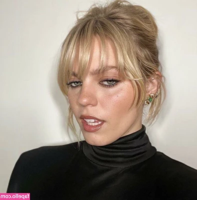 Renee Rapp [ renee-rapp ] - Stream started at 05/18/2020 10:30 am