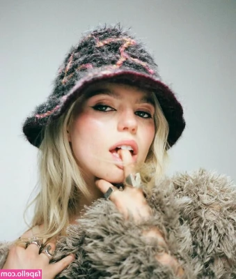 Renee Rapp [ renee-rapp ] - 350 - I LOVE when Chris gives me 30 minutes+ of foreplay starting