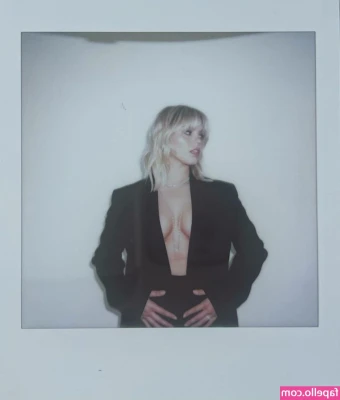 Renee Rapp [ renee-rapp ] - Some pics I took while I was away, I miss the attention